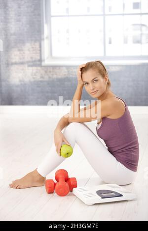 Portrait d'une jolie fille sportive en salle de sport Banque D'Images