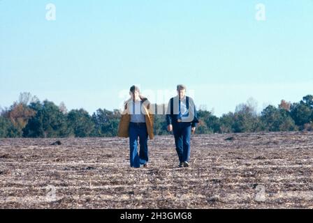 Le président américain Jimmy carter avec son fils James Earl 'Chip' carter III, portrait en longueur à travers Field, Plains Georgia, USA, Bernard Gotfryd, 1977 Banque D'Images