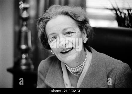 Millicent Fenwick (1910-1992), politicien américain et diplomate, chef et épaules Portrait en tant que membre de la Chambre des représentants des États-Unis du 5e District du New Jersey, Thomas J. O'Halloran, US News & World Report Magazine Collection, 6 février 1975 Banque D'Images