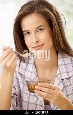 Jeune femme avec un petit déjeuner sain Banque D'Images