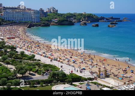 BIARRITZ, FRANCE -20 AOÛT 2021- vue sur la plage de la Grande Plage dans la station balnéaire de Biarritz, pays basque, France, connue pour ses vagues et ses Banque D'Images