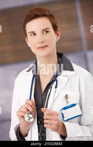 Femme souriante médecin dans le maroufon Banque D'Images