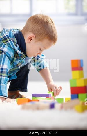 Charmant 3 ans perdu dans le jeu Banque D'Images