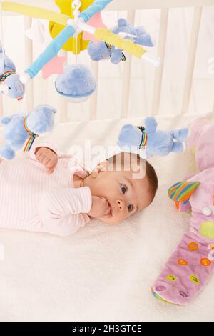 Petite fille avec des jouets colorés Banque D'Images