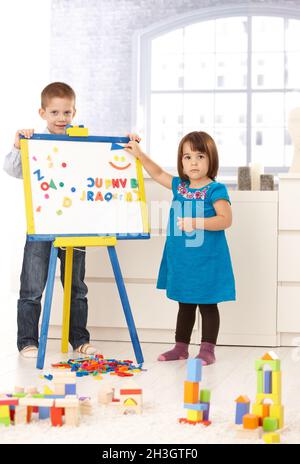 Petits enfants créatifs avec tableau à dessin Banque D'Images