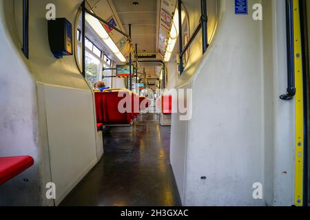Vienne Autriche - septembre 3 2017 ; couloir intérieur du bus de transport urbain public avec l'arrêt suivant, Julius Raab Platz. Banque D'Images