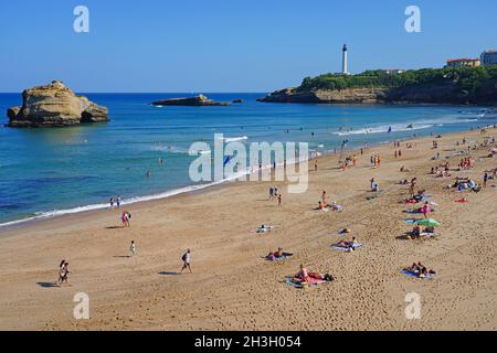 BIARRITZ, FRANCE -20 AOÛT 2021- vue sur la plage de la Grande Plage dans la station balnéaire de Biarritz, pays basque, France, connue pour ses vagues et ses Banque D'Images