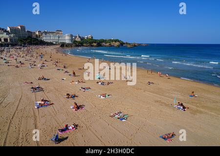 BIARRITZ, FRANCE -20 AOÛT 2021- vue sur la plage de la Grande Plage dans la station balnéaire de Biarritz, pays basque, France, connue pour ses vagues et ses Banque D'Images