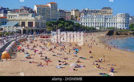 BIARRITZ, FRANCE -20 AOÛT 2021- vue sur la plage de la Grande Plage dans la station balnéaire de Biarritz, pays basque, France, connue pour ses vagues et ses Banque D'Images