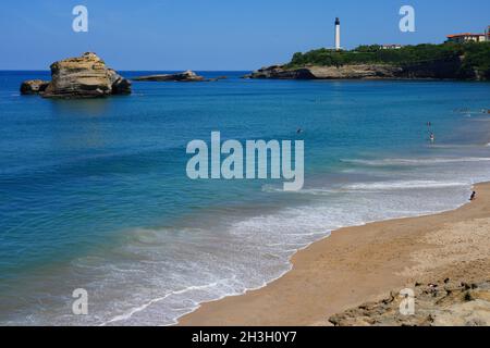 BIARRITZ, FRANCE -20 AOÛT 2021- vue sur la plage de la Grande Plage dans la station balnéaire de Biarritz, pays basque, France, connue pour ses vagues et ses Banque D'Images