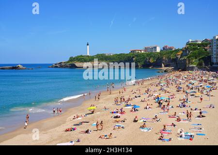 BIARRITZ, FRANCE -20 AOÛT 2021- vue sur la plage de la Grande Plage dans la station balnéaire de Biarritz, pays basque, France, connue pour ses vagues et ses Banque D'Images