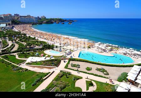 BIARRITZ, FRANCE -20 AOÛT 2021- vue sur la plage de la Grande Plage dans la station balnéaire de Biarritz, pays basque, France, connue pour ses vagues et ses Banque D'Images