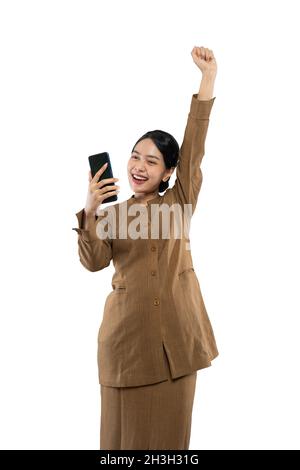 femme en uniforme excitée tout en regardant son téléphone main vers le haut Banque D'Images