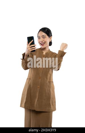 Enseignante excitée en uniforme de fonctionnaire aux mains trempées Banque D'Images