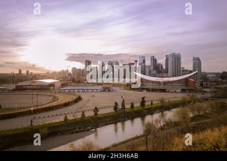 Calgary Skyline au coucher du soleil avec des skies violets Banque D'Images