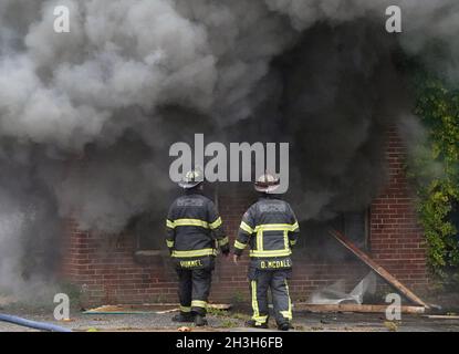 Jennings, États-Unis.28 octobre 2021.Les pompiers ont fait une enquête sur une usine de boules de bowling abandonnée lors d'un incendie à plusieurs alarmes à Jennings, Missouri, le jeudi 28 octobre 2021.Le feu à l'intérieur de l'ancienne usine qui a été abandonné depuis 2018, a créé une situation de Hazmat à partir de résines et d'autres matériaux qui ont été utilisés pour faire les boules de bowling.Photo par Bill Greenblatt/UPI crédit: UPI/Alay Live News Banque D'Images