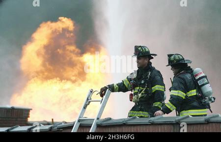 Jennings, États-Unis.28 octobre 2021.Les pompiers se préparent à quitter le toit d'une usine de boules de bowling abandonnée alors que les flammes se développent lors d'un incendie à plusieurs alarmes à Jennings, Missouri, le jeudi 28 octobre 2021.Le feu à l'intérieur de l'ancienne usine qui a été abandonné depuis 2018, a créé une situation de Hazmat à partir de résines et d'autres matériaux qui ont été utilisés pour faire les boules de bowling.Photo par Bill Greenblatt/UPI crédit: UPI/Alay Live News Banque D'Images