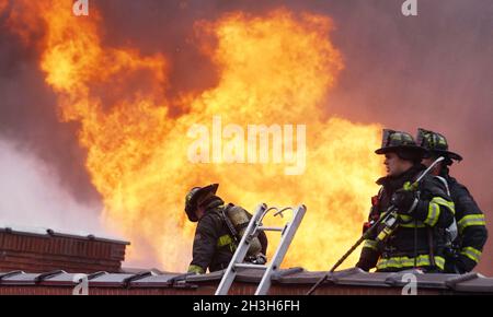 Jennings, États-Unis.28 octobre 2021.Les pompiers se préparent à quitter le toit d'une usine de boules de bowling abandonnée alors que les flammes se développent lors d'un incendie à plusieurs alarmes à Jennings, Missouri, le jeudi 28 octobre 2021.Le feu à l'intérieur de l'ancienne usine qui a été abandonné depuis 2018, a créé une situation de Hazmat à partir de résines et d'autres matériaux qui ont été utilisés pour faire les boules de bowling.Photo par Bill Greenblatt/UPI crédit: UPI/Alay Live News Banque D'Images