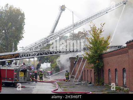 Jennings, États-Unis.28 octobre 2021.Les pompiers utilisent des chariots à échelle pour éteindre les flammes dans une usine de boules de bowling abandonnée lors d'un incendie à plusieurs alarmes à Jennings, Missouri, le jeudi 28 octobre 2021.Le feu à l'intérieur de l'ancienne usine qui a été abandonné depuis 2018, a créé une situation de Hazmat à partir de résines et d'autres matériaux qui ont été utilisés pour faire les boules de bowling.Photo par Bill Greenblatt/UPI crédit: UPI/Alay Live News Banque D'Images