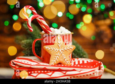 Décoration de vacances d'hiver.Biscuits maison au pain d'épice. Banque D'Images