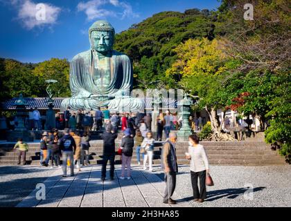 Les touristes se rassemblent au Grand Bouddha, ou Kamakura Daibutsu, la statue de 43 pieds de haut et 103 tonnes a été achevée en 1252 et se dresse à Kamakura, Japon. Banque D'Images