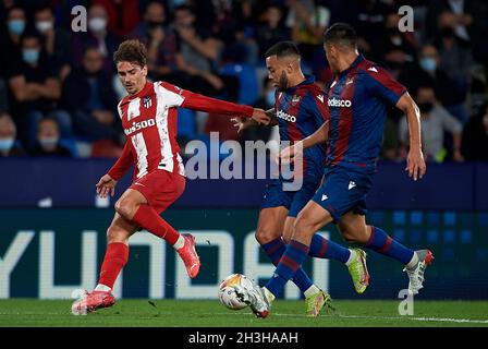 Valence, Espagne.28 octobre 2021.Antoine Griezmann (L), de l'Atletico de Madrid, participe à un match de football espagnol de première division entre Levante UD et Atletico de Madrid à Valence, Espagne, le 28 octobre 2021.Credit: STR/Xinhua/Alay Live News Banque D'Images