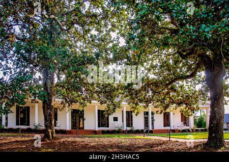 Le bâtiment administratif du Coastal Alabama Community College est illustré, le 23 octobre 2021, à Fairhope, en Alabama. Banque D'Images