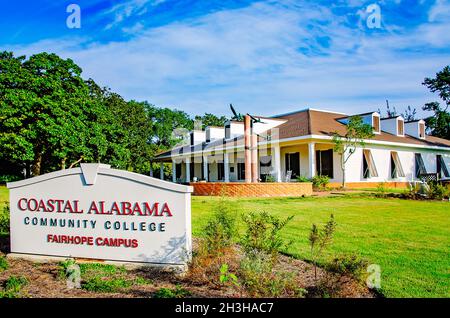 Le bâtiment administratif du Coastal Alabama Community College est illustré, le 23 octobre 2021, à Fairhope, en Alabama. Banque D'Images