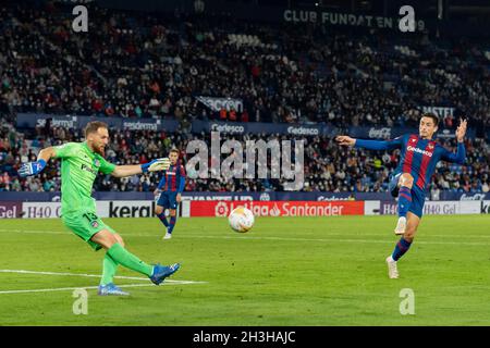 Villarreal, Espagne.28 octobre 2021.Pablo Martinez Andres (R) de Levante UD et le gardien de but Jan Olak (L) de l'Atletico de Madrid sont vus en action pendant l'espagnol la Liga, match de football entre Levante UD et Atletico de Madrid au stade Ciutat de Valencia à Valence.(score final; Levante UD 2:2 Atletico de Madrid) crédit:SOPA Images Limited/Alamy Live News Banque D'Images