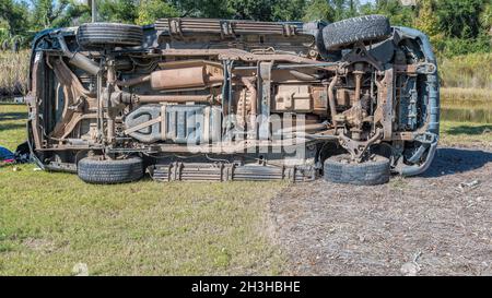 La camionnette s'est renversée sur le côté après avoir quitté la chaussée et entré et sorti du fossé. Banque D'Images