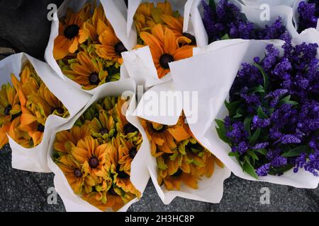 Grappes de fleurs saisonnières de la fin de l'été, vendues par des agriculteurs au marché vert Union Square à New York. Banque D'Images