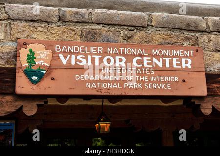 Panneau du centre d'accueil du monument national de Bandelier avec l'insigne de la flèche du National Park Service - Los Alamos, Nouveau-Mexique, États-Unis - 2021 Banque D'Images