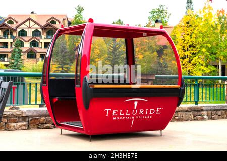 Téléphérique rouge vide dans le village de montagne utilisé comme photo spot - Telluride, Colorado, USA - 2021 Banque D'Images
