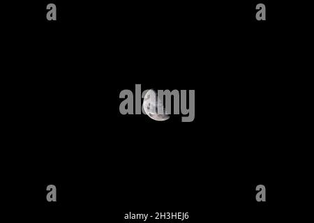 Lune sur le ciel de la ville Banque D'Images