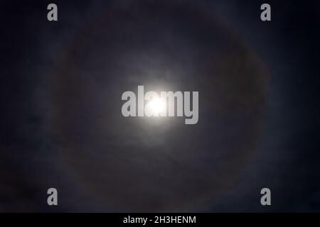 Lune sur le ciel de la ville Banque D'Images