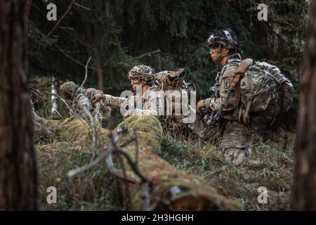 Les parachutistes de l'armée américaine affectés au 173e Bataillon de la brigade aéroportée, 503e peloton de la compagnie Charlie, effectuent des reconnaissances pendant une patrouille.Cette formation s'inscrit dans le cadre de l'exercice Bayonet Ready 22 du joint multinational Readiness Centre, dans la zone de formation de Hohenfels, en Allemagne, le 22 octobre 2021.L'exercice Bayonet Ready 22 est une directive de la Force opérationnelle sud-européenne de l'armée des États-Unis - Afrique, dirigée par le 7e Commandement de l'instruction de l'armée et la 173e Brigade aéroportée au joint multinational Readiness Centre dans la zone d'entraînement de Hohenfels, en Allemagne, du 17 au 30 octobre 2021.Le e Banque D'Images