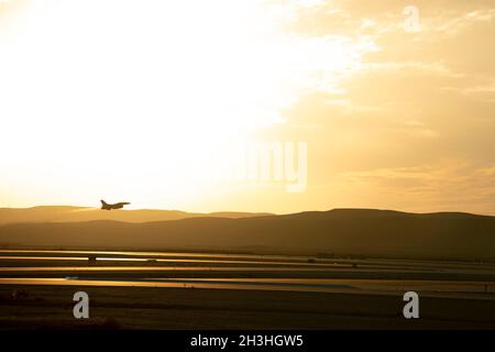 Une force aérienne israélienne “Baz” (F-15) du 106e Escadron (“bord du lance”) atterrit sur la ligne aérienne de la base aérienne d’Uvda, Israël, pendant le drapeau bleu 21, le 18 octobre 2021.Le drapeau bleu, organisé par et tenu en Israël, est un exercice biennal, qui présente des avions de plusieurs partenaires internationaux pour mettre en valeur l'interopérabilité et la force de la coalition tout en améliorant les partenariats multinationaux.(É.-U.Photo de la Force aérienne par Tech.Sgt.Maeson L. Elleman) Banque D'Images