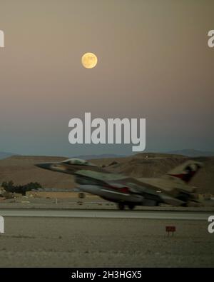 Un F-16C de la Force aérienne israélienne 'Barak' du 115e Escadron 'Flying Dragon' atterrit sur la ligne aérienne de la base aérienne d'Uvda, en Israël, pendant le drapeau bleu 21 le 18 octobre 2021.Le drapeau bleu, organisé par et tenu en Israël, est un exercice biennal, qui présente des avions de plusieurs partenaires internationaux pour mettre en valeur l'interopérabilité et la force de la coalition tout en améliorant les partenariats multinationaux.(É.-U.Photo de la Force aérienne par Tech.Sgt.Maeson L. Elleman) Banque D'Images