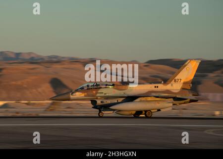 Un F-16C de la Force aérienne israélienne 'Barak' du 115e Escadron 'Flying Dragon' atterrit sur la ligne aérienne de la base aérienne d'Uvda, en Israël, pendant le drapeau bleu 21 le 18 octobre 2021.L’exercice de deux semaines se concentrera sur le renforcement des capacités défensives globales d’Israël dans la région.(É.-U.Photo de la Force aérienne par Tech.Sgt.Maeson L. Elleman) Banque D'Images