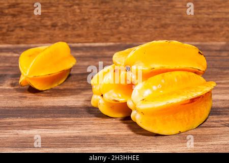 Averrhoa Carambolo - fruits étoiles ou Carambola; photo sur fond en bois Banque D'Images