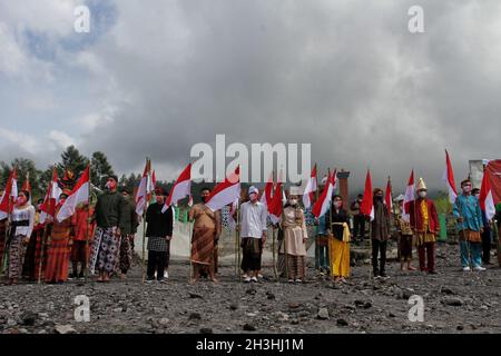 Yogyakarta, Indonésie.28 octobre 2021.Des jeunes indonésiens participent à une cérémonie pour commémorer la Journée de l'engagement des jeunes au Mont Merapi à Yogyakarta, le 28 octobre 2021.La cérémonie de commémoration de l'engagement de la jeunesse porte des vêtements indonésiens traditionnels.(Photo par Devi Rahman/INA photo Agency/Sipa USA) crédit: SIPA USA/Alay Live News Banque D'Images