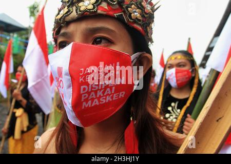 Yogyakarta, Indonésie.28 octobre 2021.Des jeunes indonésiens participent à une cérémonie pour commémorer la Journée de l'engagement des jeunes au Mont Merapi à Yogyakarta, le 28 octobre 2021.La cérémonie de commémoration de l'engagement de la jeunesse porte des vêtements indonésiens traditionnels.(Photo par Devi Rahman/INA photo Agency/Sipa USA) crédit: SIPA USA/Alay Live News Banque D'Images