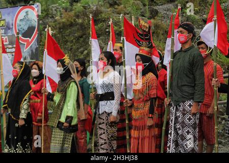 Yogyakarta, Indonésie.28 octobre 2021.Des jeunes indonésiens participent à une cérémonie pour commémorer la Journée de l'engagement des jeunes au Mont Merapi à Yogyakarta, le 28 octobre 2021.La cérémonie de commémoration de l'engagement de la jeunesse porte des vêtements indonésiens traditionnels.(Photo par Devi Rahman/INA photo Agency/Sipa USA) crédit: SIPA USA/Alay Live News Banque D'Images