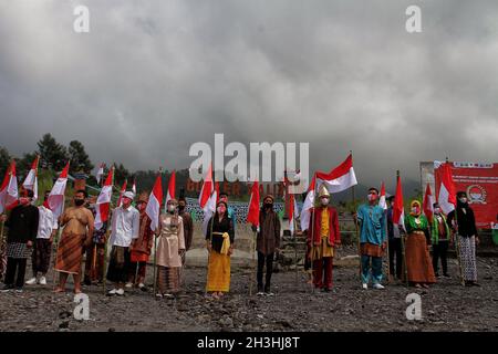Yogyakarta, Indonésie.28 octobre 2021.Des jeunes indonésiens participent à une cérémonie pour commémorer la Journée de l'engagement des jeunes au Mont Merapi à Yogyakarta, le 28 octobre 2021.La cérémonie de commémoration de l'engagement de la jeunesse porte des vêtements indonésiens traditionnels.(Photo par Devi Rahman/INA photo Agency/Sipa USA) crédit: SIPA USA/Alay Live News Banque D'Images