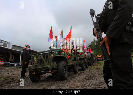 Yogyakarta, Indonésie.28 octobre 2021.Des jeunes indonésiens participent à une cérémonie pour commémorer la Journée de l'engagement des jeunes au Mont Merapi à Yogyakarta, le 28 octobre 2021.La cérémonie de commémoration de l'engagement de la jeunesse porte des vêtements indonésiens traditionnels.(Photo par Devi Rahman/INA photo Agency/Sipa USA) crédit: SIPA USA/Alay Live News Banque D'Images