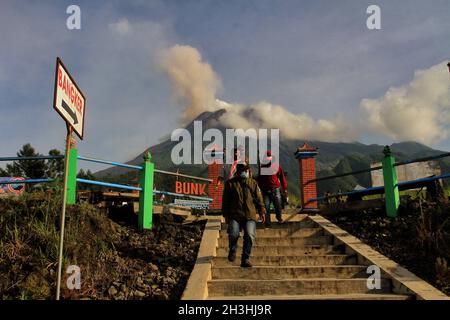 Yogyakarta, Indonésie.28 octobre 2021.Des jeunes indonésiens participent à une cérémonie pour commémorer la Journée de l'engagement des jeunes au Mont Merapi à Yogyakarta, le 28 octobre 2021.La cérémonie de commémoration de l'engagement de la jeunesse porte des vêtements indonésiens traditionnels.(Photo par Devi Rahman/INA photo Agency/Sipa USA) crédit: SIPA USA/Alay Live News Banque D'Images