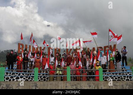 Yogyakarta, Indonésie.28 octobre 2021.Des jeunes indonésiens participent à une cérémonie pour commémorer la Journée de l'engagement des jeunes au Mont Merapi à Yogyakarta, le 28 octobre 2021.La cérémonie de commémoration de l'engagement de la jeunesse porte des vêtements indonésiens traditionnels.(Photo par Devi Rahman/INA photo Agency/Sipa USA) crédit: SIPA USA/Alay Live News Banque D'Images