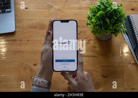 CHIANG MAI, THAÏLANDE: 18 OCTOBRE 2021: Logo LinkedIn sur l'écran du téléphone.LinkedIn est un réseau social de recherche et d'établissement de contacts professionnels.Il Banque D'Images