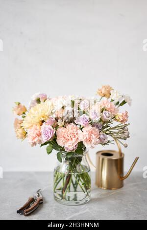 Arrangement de fleur fini dans un vase pour la maison. Bouquet de fleurs, ensemble pour l'intérieur. Fleurs coupées fraîches pour la décoration de la maison. Boutique florale européenne. Livraison Banque D'Images