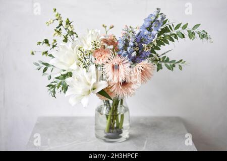 Arrangement de fleur fini dans un vase pour la maison. Bouquet de fleurs, ensemble pour l'intérieur. Fleurs coupées fraîches pour la décoration de la maison. Boutique florale européenne. Livraison Banque D'Images